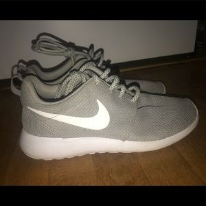 Grey & White Womens Nike Roshe
